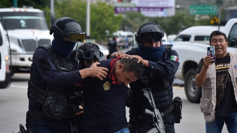Repliegan a la GN y asaltan el Congreso y el Palacio de Guerrero