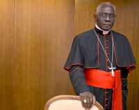¿Quién es Robert Sarah, el cardenal africano que podría suceder al Papa Francisco?