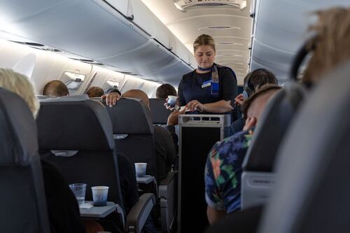 Azafata revela cuánto gana por ejercer la profesión en video de TikTok
