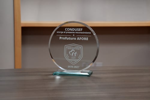 Profuturo recibe la renovación de la insignia por el Compromiso en la Atención a Personas Adultas Mayores