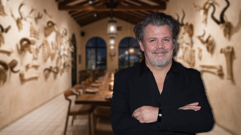 Con huesos en mesas y paredes: Así es el nuevo restaurante de Poncho Cadena, de ‘MasterChef’, en EDOMEX