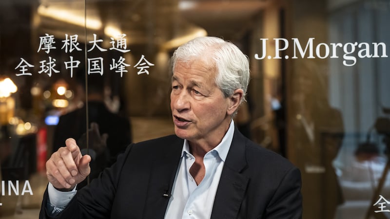 Cambio de paradigma en JPMorgan: Jamie Dimon contratará más especialistas en IA y menos banqueros