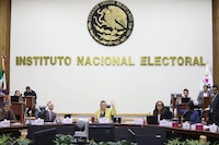 INE sanciona a Morena con 21.6 mdp por ocultar gastos en precampaña electoral
