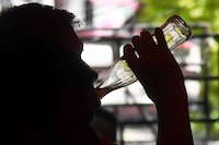 Mexicanos ‘destapan la felicidad’: Sacrifican compras por beber refrescos