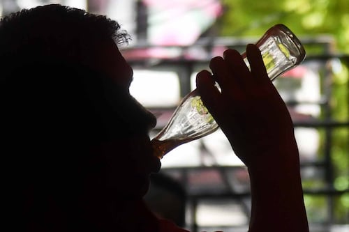 Mexicanos ‘destapan la felicidad’: Sacrifican compras por beber refrescos