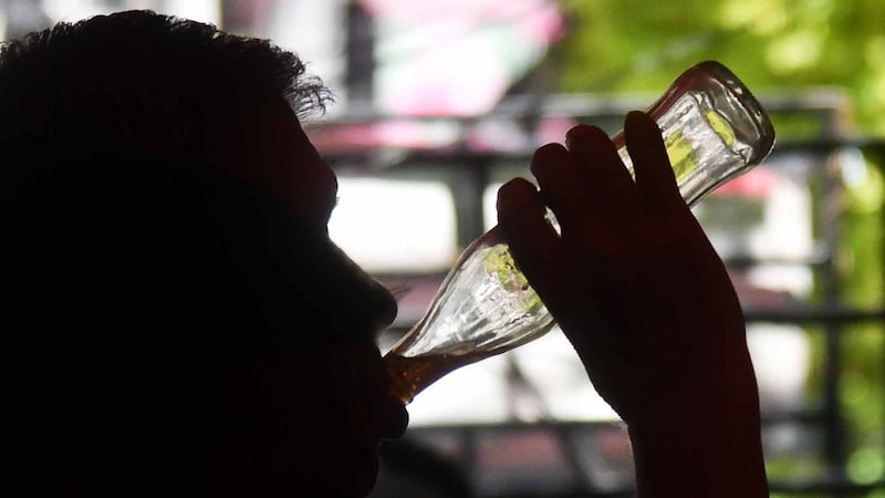 Mexicanos ‘destapan la felicidad’: Sacrifican compras por beber refrescos