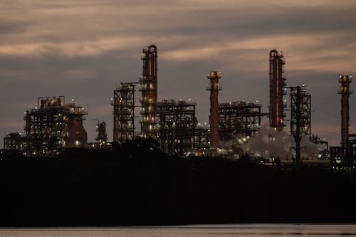 Pemex hace su agosto en mayo: Vende crudo a Vitol por primera vez en una década