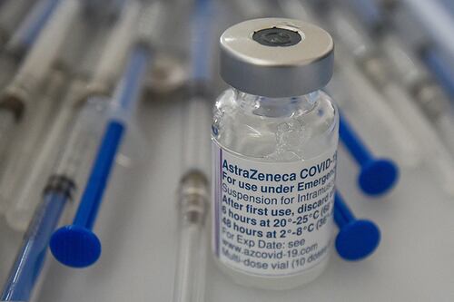 AstraZeneca, bajo la lupa: Admite que su vacuna COVID puede causar trombosis ‘en casos raros’