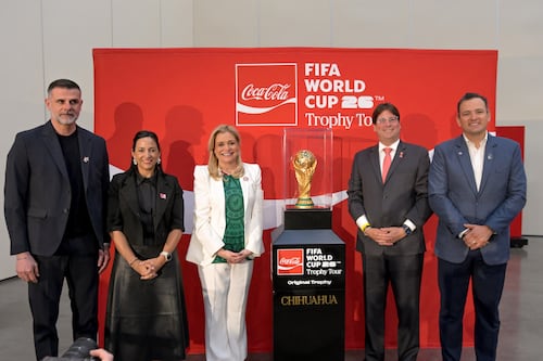 Maru Campos da la bienvenida al Trofeo de la Copa Mundial de la FIFA 2026 en su paso por Chihuahua