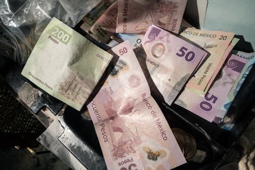 ¿Se fortalece el peso o se devalúa el dólar?