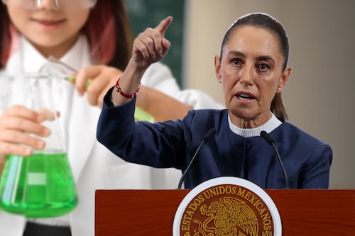 México ‘saca la cara’ en ciencias, según Sheinbaum: ¿Realmente mejoró en la prueba PISA? Esto dice la OCDE