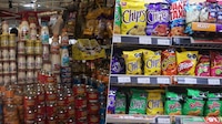 Productores de enlatados y botanas ‘blindan’ precio de empaques: Aumento en combustibles encarecen resinas
