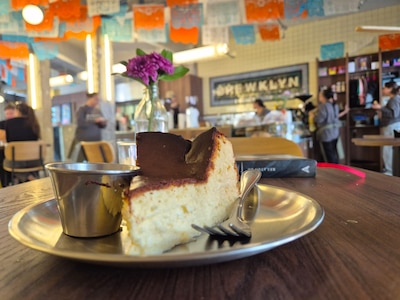Las opciones de postres en Brewklyn van desde la torta vasca acompañada de mermelada de guayaba hasta pan de muerto (por temporada). (Foto: Ricardo Díaz/El Financiero)