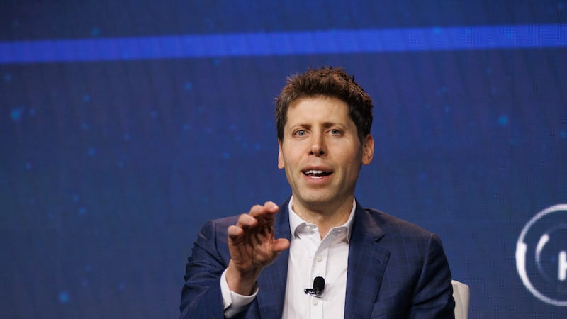 ChatGPT llega a los iPhone: Esto sabemos del acuerdo histórico entre Apple y OpenAI