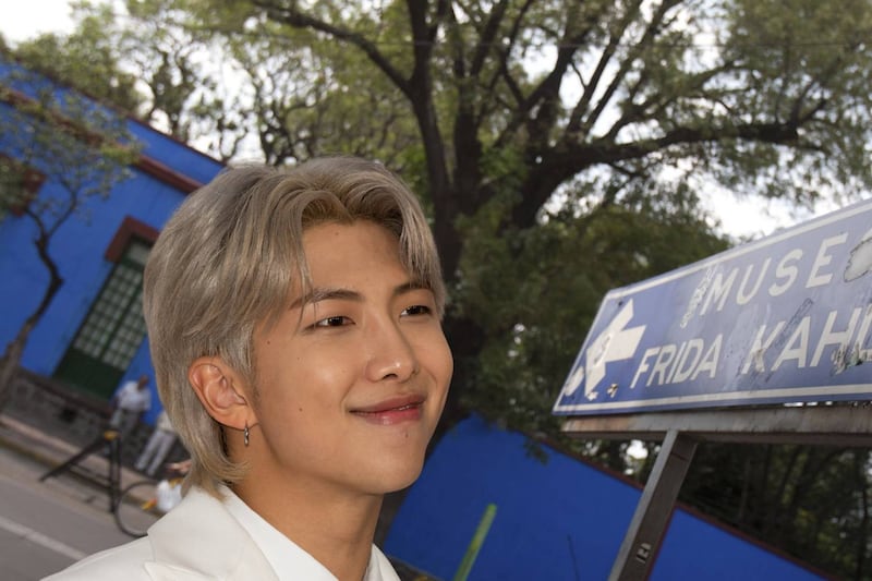 RM, de BTS, dedica carta a Frida Kahlo y Diego Rivera en su visita a la Casa Azul: ‘Su legado inspira’