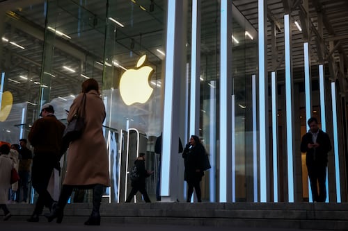 Apple ‘evita’ el pánico por la IA: Acciones suben más de 1%