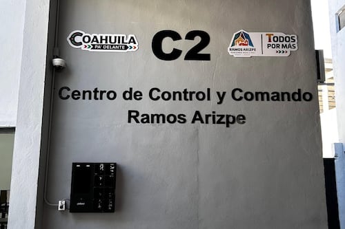 Se desploma avioneta en Coahuila: Cae sobre nave industrial en Ramos Arizpe y deja dos lesionados