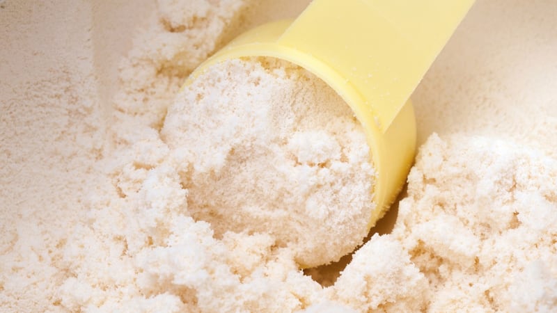 Bebés enferman por fórmula parecida a leche materna; muertes reavivan alarmas en EU y Europa