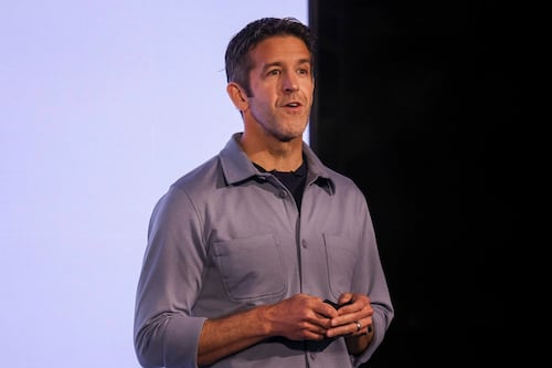 ¿Quién es John Ternus, el ingeniero que asumirá las riendas de Apple tras la era de Tim Cook?