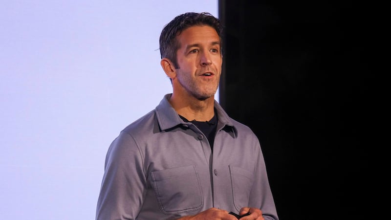 ¿Quién es John Ternus, próximo CEO de Apple?