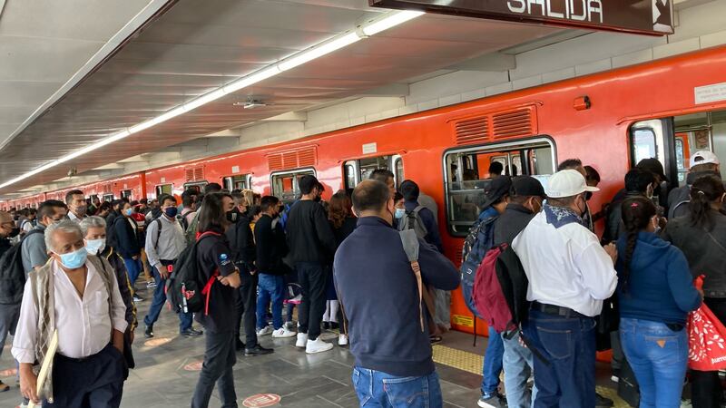 Metro CDMX: desalojo de un tren en Pantitlán causa retrasos en la línea 9
