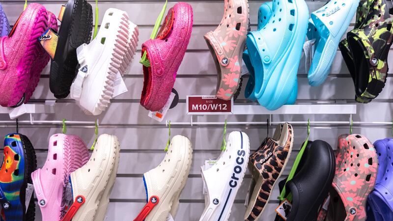 Aranceles de Trump le pegan a los Crocs: Incertidumbre económica le da ‘chanclazo’ a sus acciones