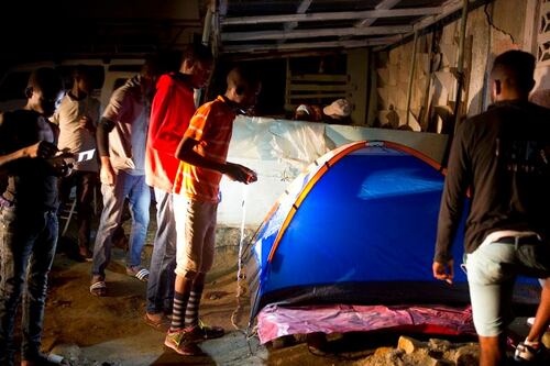 Haitianos duermen a la intemperie por temor a réplicas