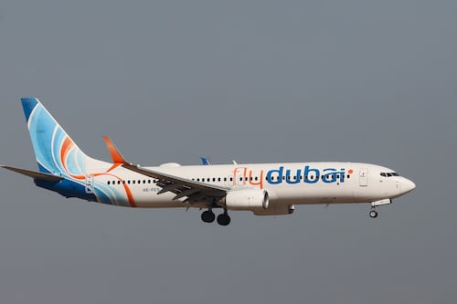 ‘Intentó estrellarlo’: Desvían avión de FlyDubai y aterriza de emergencia tras intento de secuestro