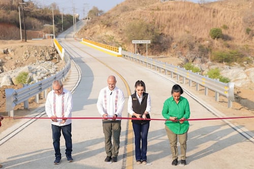 Evelyn Salgado inaugura la rehabilitación del puente “El Pedregal” junto al titular de la SICT, Jesús Esteva Medina