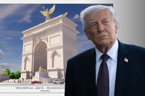 Trump presume su arco del triunfo; proyecto genera críticas por su tamaño y simbolismo