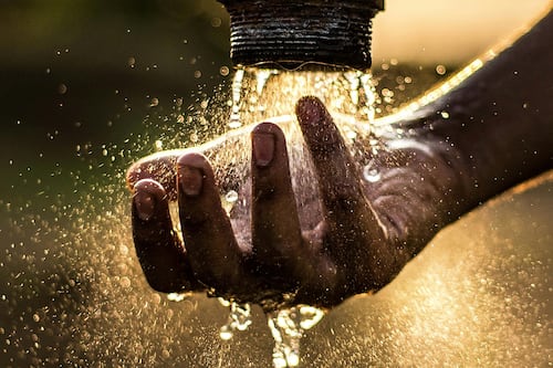El agua y su deuda con mujeres y niñas