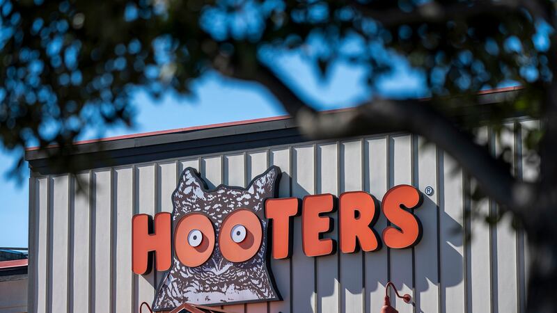 ¡Adiós a las alitas! Hooters se declara oficialmente en quiebra por la persistente inflación en EU