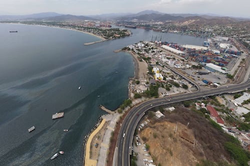 Mancha de aceite amenaza: Nuevas imágenes muestran otro posible accidente de Pemex en Manzanillo