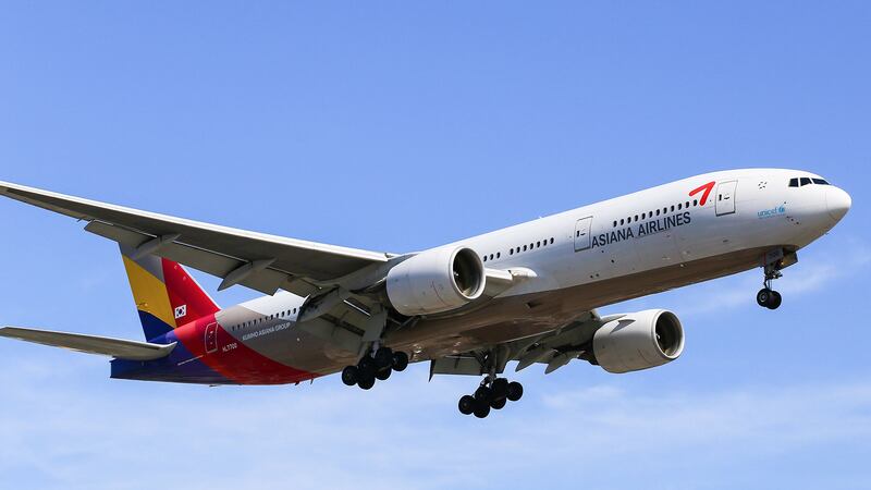 Pasajero no espera aterrizaje: Abre puerta de emergencia en pleno vuelo en Corea del Sur