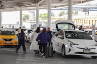 AICM les hará un ‘huequito’ a los taxis de aplicación: Planean espacios para que usuarios los aborden