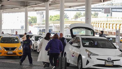 El AICM analiza habilitar zonas externas con transporte interno para que usuarios puedan abordar servicios como Uber sin ingresar a terminales. (Foto: CAMILA AYALA BENABIB / CUARTOSCURO)