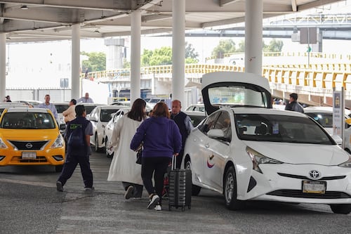 AICM les hará un ‘huequito’ a los taxis de aplicación: Planean espacios para que usuarios los aborden