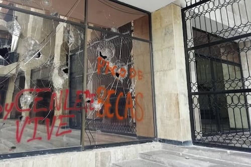 Normalistas protestan en Congreso de Chiapas