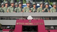 Militares llegan a sesión del INE en plena elección judicial; ‘No se pierde autonomía, por Dios’, dice Taddei