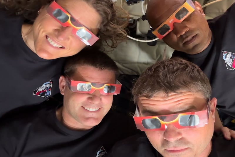 Astronautas de Artemis II narran su viaje a la Luna: ‘Somos afortunados de vivir en el planeta Tierra’