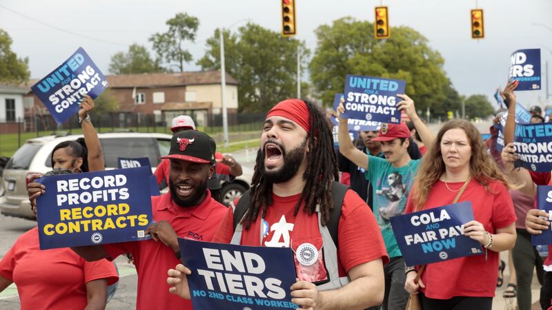 ‘Tiembla’ la industria automotriz de EU: 13 mil trabajadores de grandes compañías van a huelga