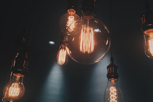 Precios e incertidumbre retrasan proyectos eléctricos en México: PwC