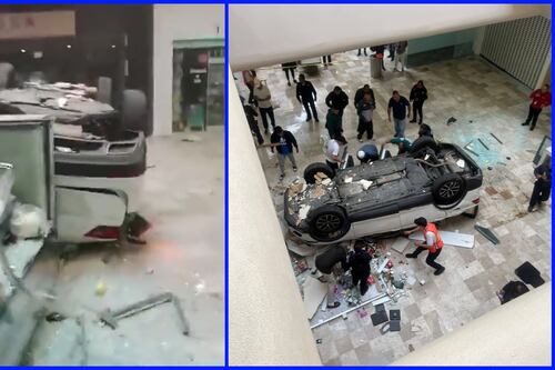 Coche cae dentro de la Plaza Lilas en la CDMX; hay una mujer lesionada