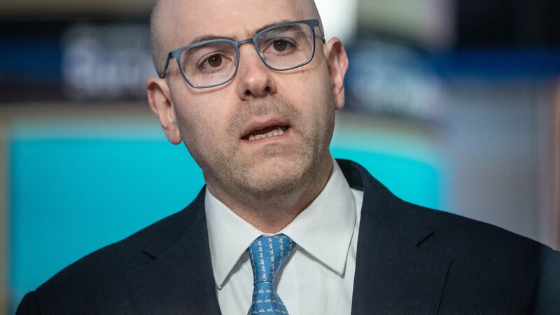 ¿Proponen desobedecer a Powell? Gobernador de la Fed quiere tercer recorte a la tasa