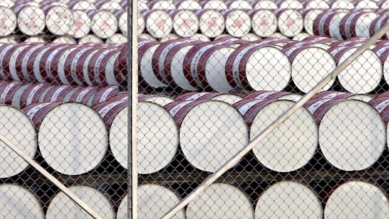 Crisis en Medio Oriente: Guerra de EU con Irán dispara hasta 9% el precio del petróleo