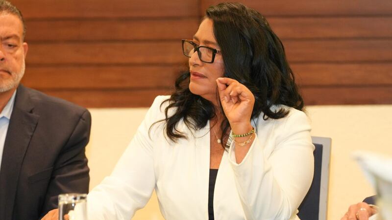 ‘¿Crees que cuesta barato?’: Abelina López reclama a una ciudadana que exige reparación de un socavón