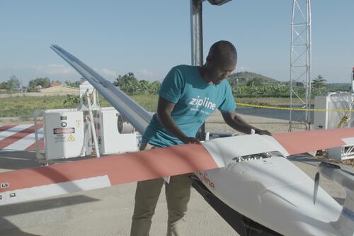 Él vuela drones para repartir sangre en Ruanda