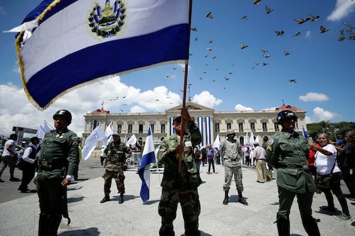 Salvadoreños salen a la calle... a festejar su independencia y a marchar vs. reelección de Bukele