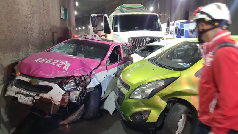 Justo en la salida: Pipa se queda sin frenos y causa carambola en Mixcoac, CDMX