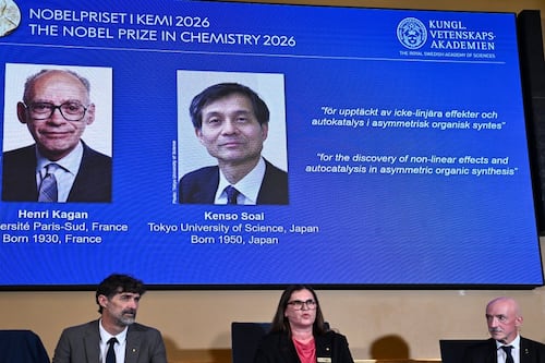 Nobel de Química 2026: Premian a 2 científicos por descifrar asimetría química clave para nuevos fármacos